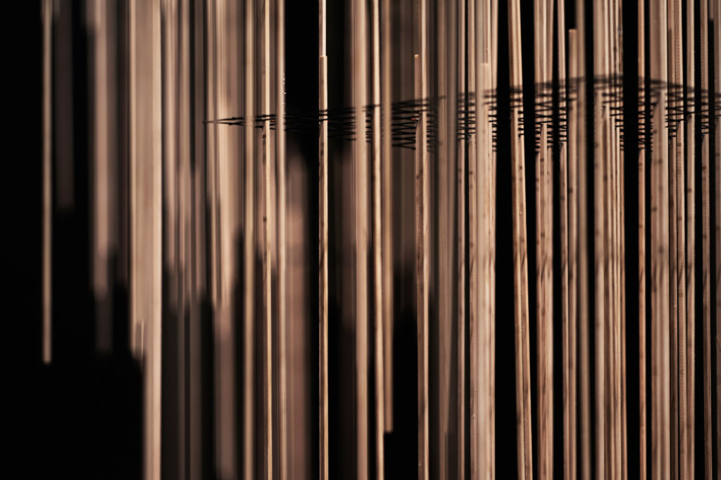 The lines is attached to a delicate lattice assembled with metal rods of about 1.0 mm in diameter - Fragrance