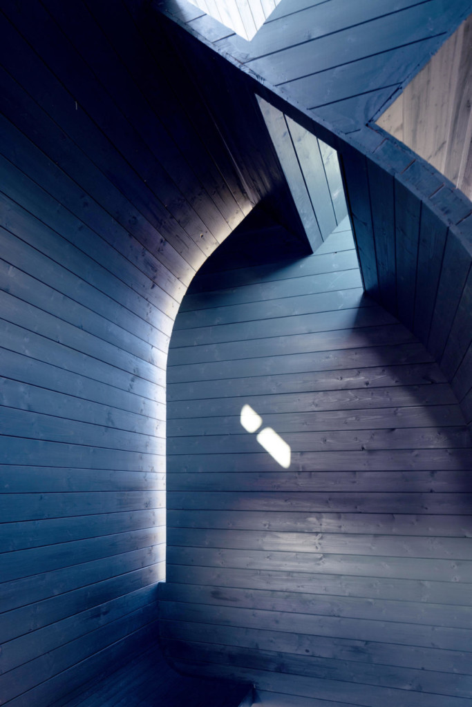 Relationship between light and shadow in interior Space