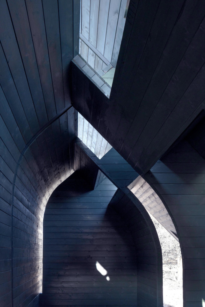 Relationship between light and shadow in interior space