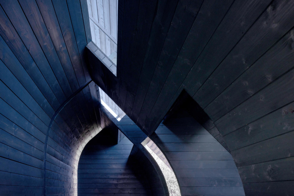 Relationship between light and shadow in interior space