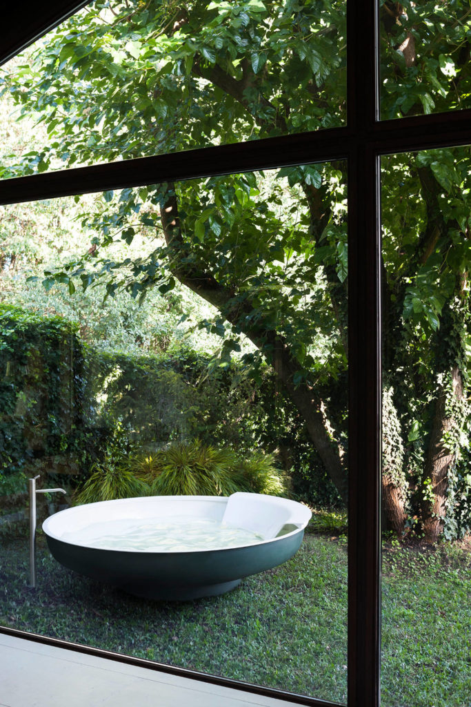 The Ufo bathtub by Benedini Associati