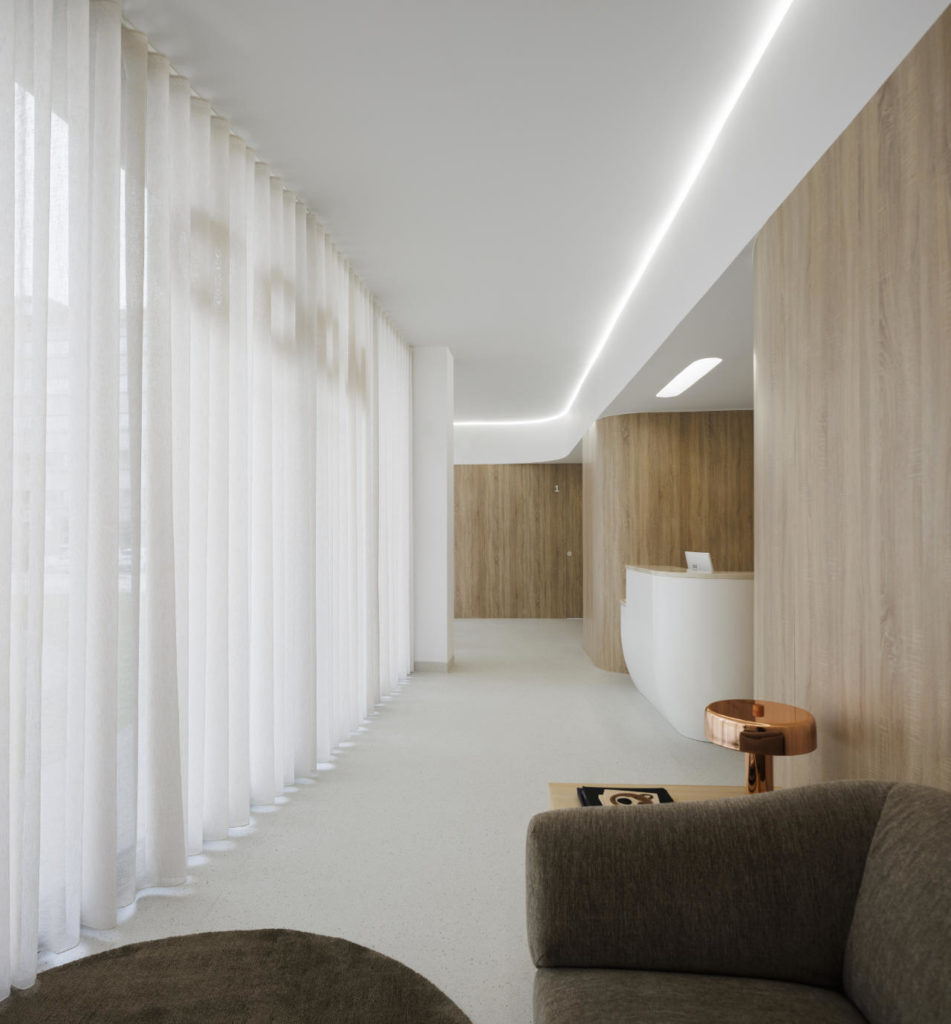 MOOD Dental Clinic by Tsou Arquitectos