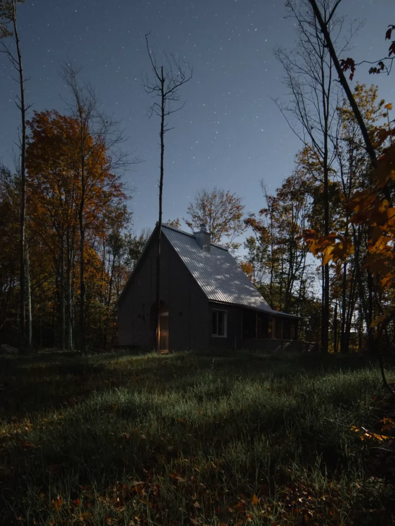 Kanata Cabin: A Mont-Tremblant Retreat for Dog-Lovers