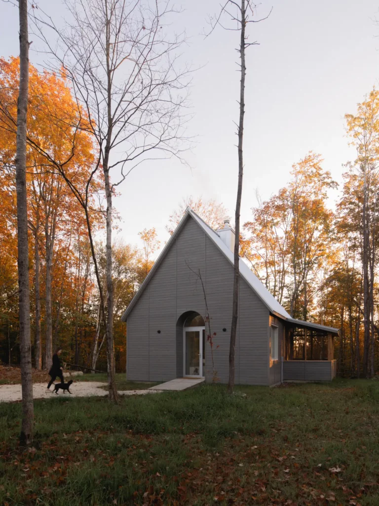 Kanata Cabin: A Mont-Tremblant Retreat for Dog-Lovers
