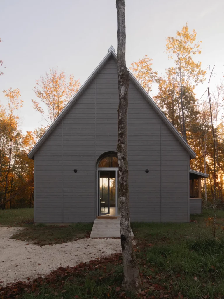 Kanata Cabin: A Mont-Tremblant Retreat for Dog-Lovers