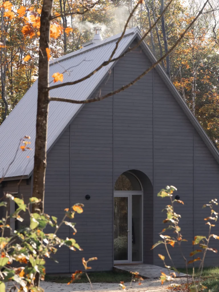 Kanata Cabin: A Mont-Tremblant Retreat for Dog-Lovers