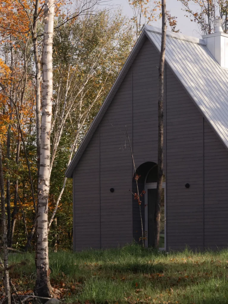 Kanata Cabin: A Mont-Tremblant Retreat for Dog-Lovers