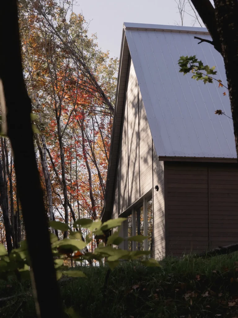 Kanata Cabin: A Mont-Tremblant Retreat for Dog-Lovers