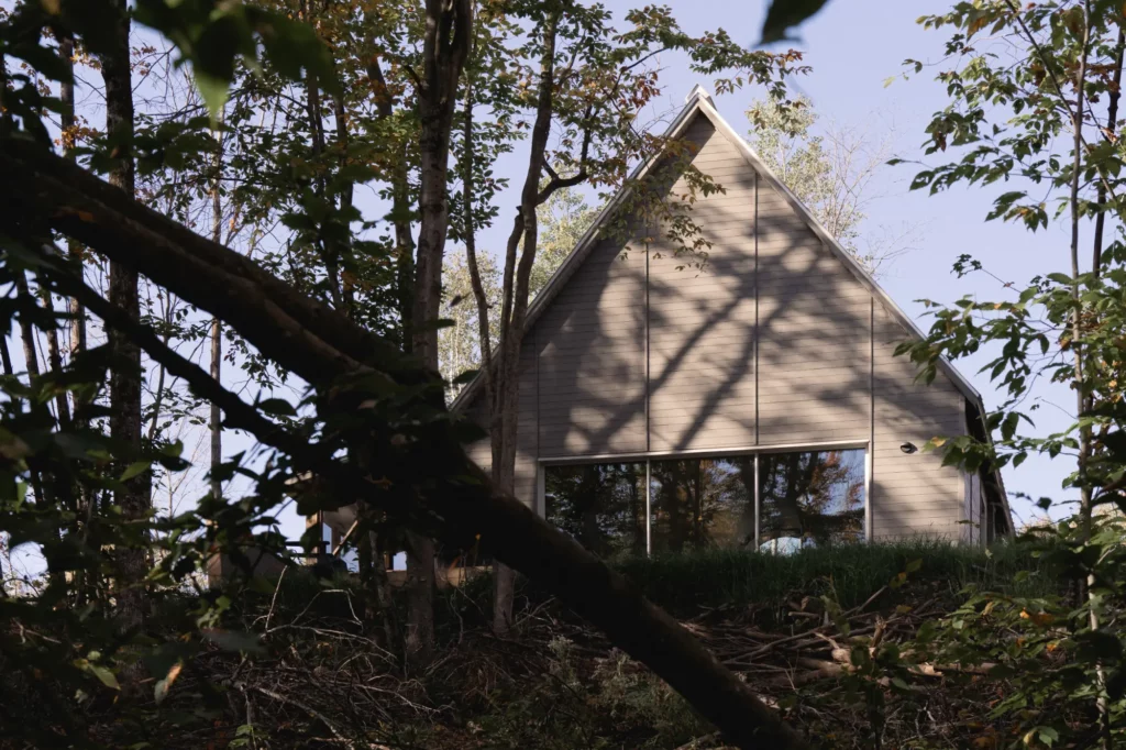 Kanata Cabin: A Mont-Tremblant Retreat for Dog-Lovers