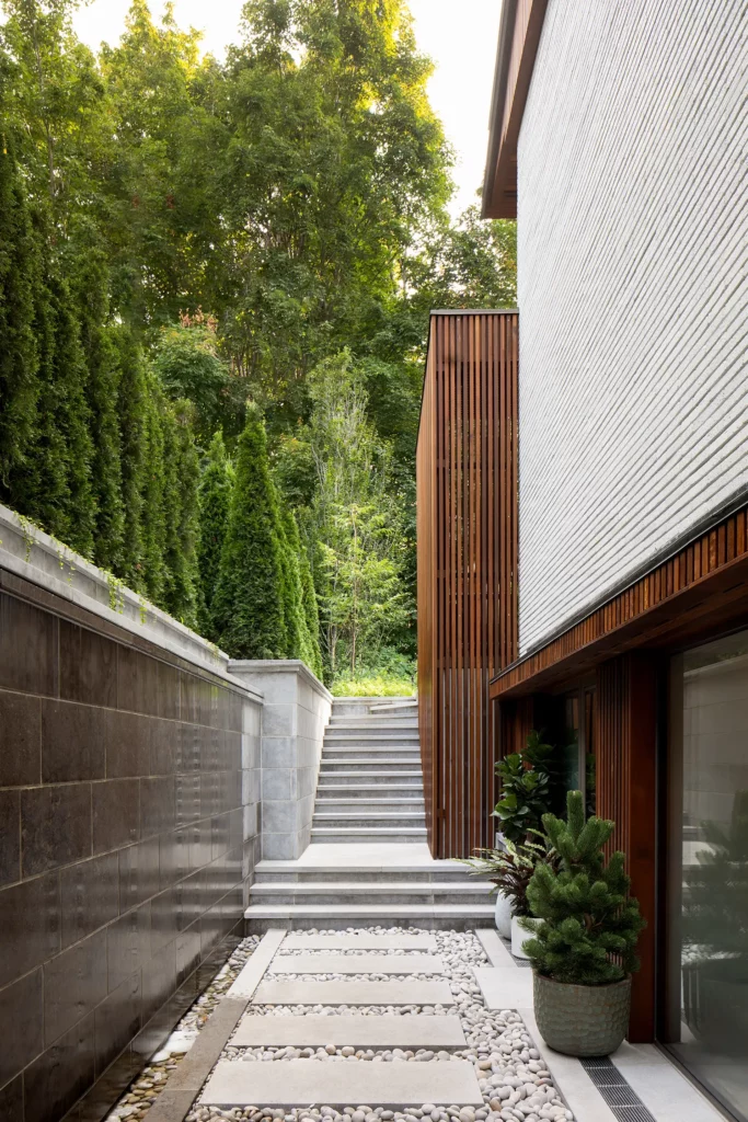 Mid-Century Residence Ave Duchastel by Atelier Chardonnat + Salem Architecture