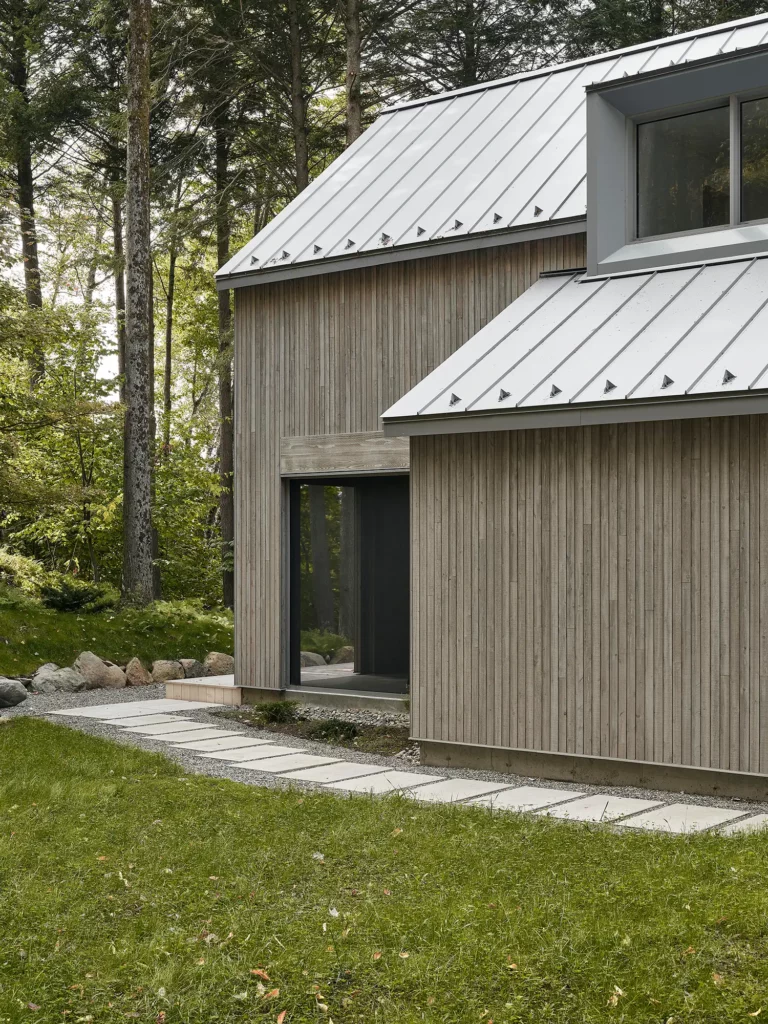 Nestled on a Cliffside: The De la Descente Project