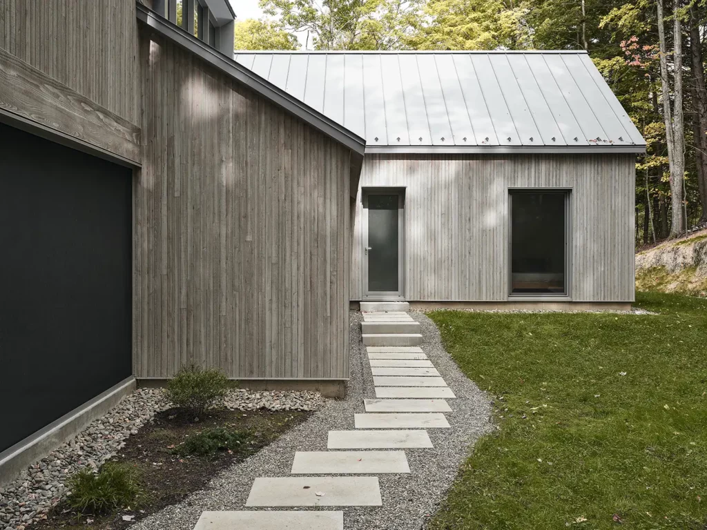 Nestled on a Cliffside: The De la Descente Project