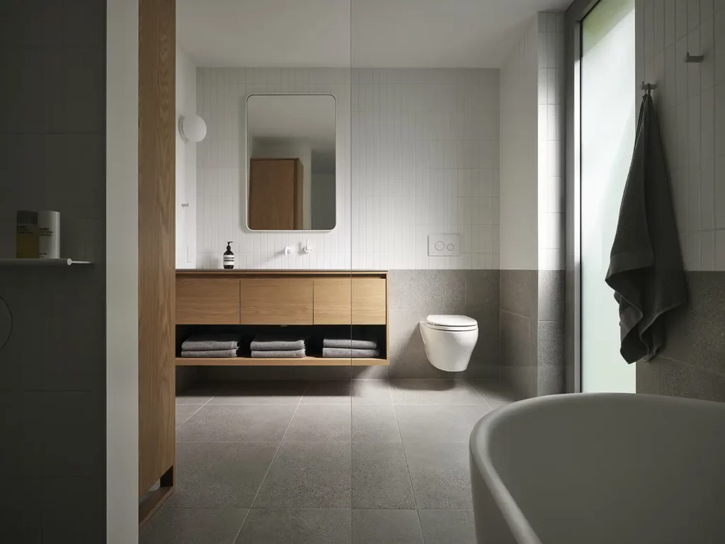 Nestled on a Cliffside: The De la Descente Project