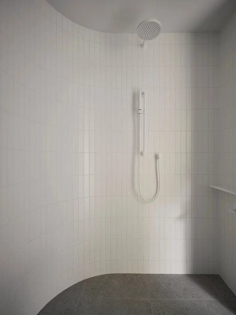 Nestled on a Cliffside: The De la Descente Project