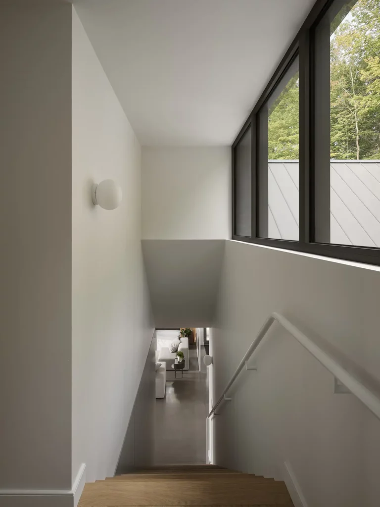 Nestled on a Cliffside: The De la Descente Project