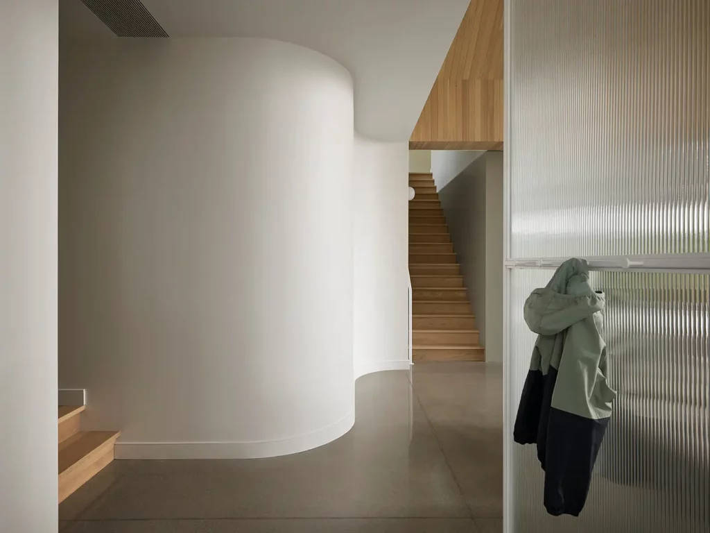 Nestled on a Cliffside: The De la Descente Project