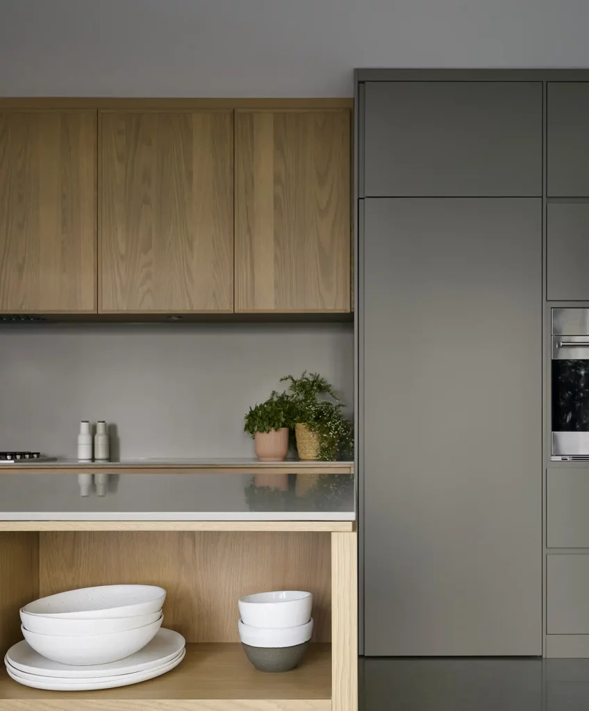 Nestled on a Cliffside: The De la Descente Project