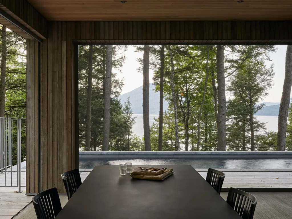 Nestled on a Cliffside: The De la Descente Project