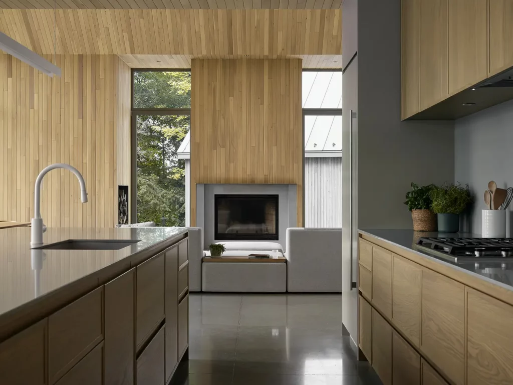 Nestled on a Cliffside: The De la Descente Project