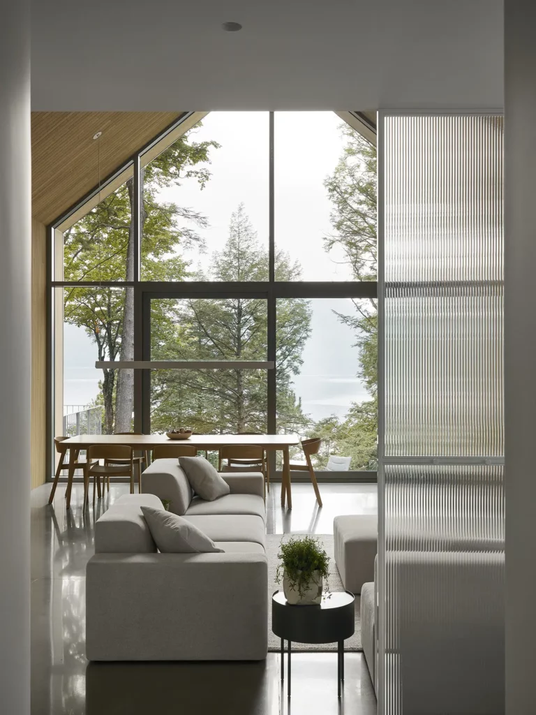 Nestled on a Cliffside: The De la Descente Project