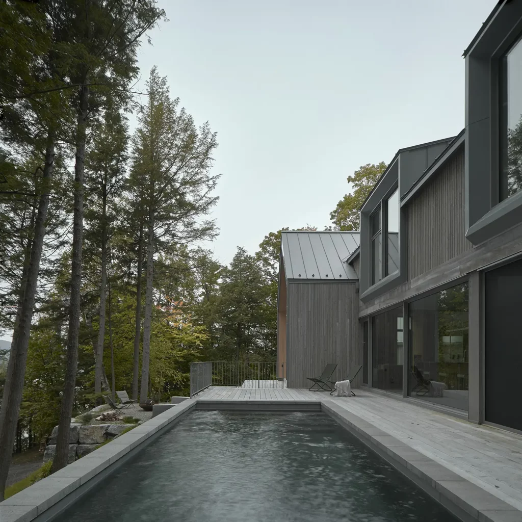 Nestled on a Cliffside: The De la Descente Project