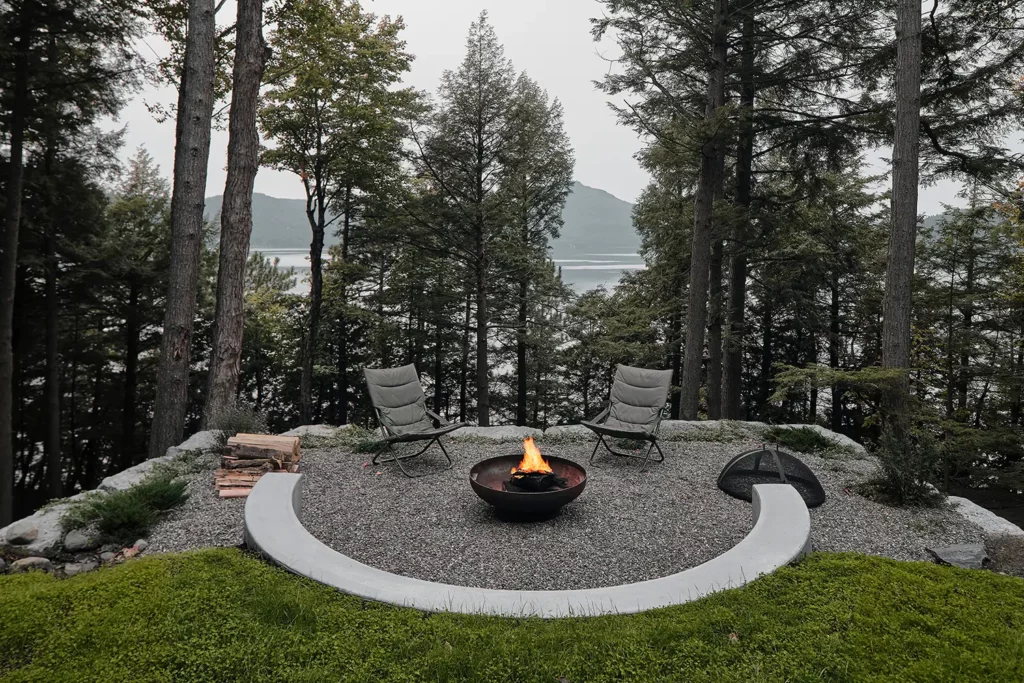 Nestled on a Cliffside: The De la Descente Project