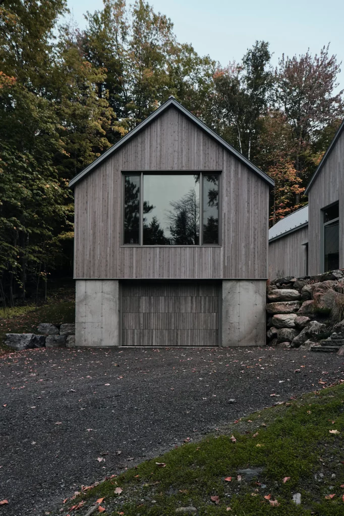 Nestled on a Cliffside: The De la Descente Project