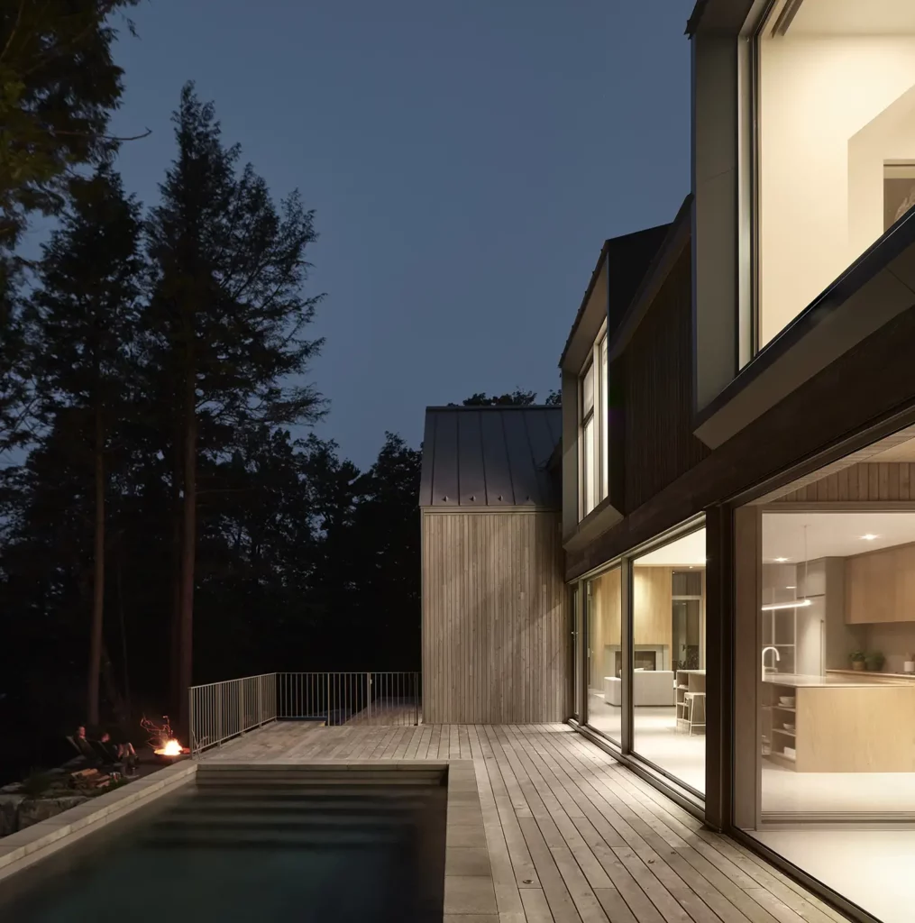 Nestled on a Cliffside: The De la Descente Project