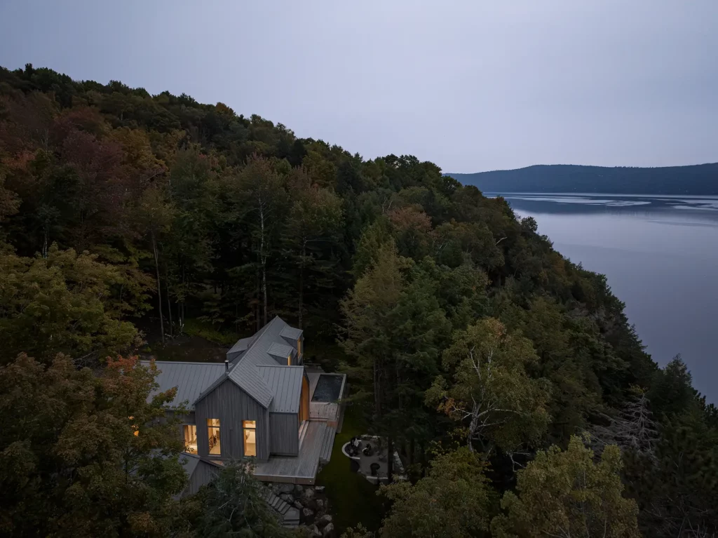 Nestled on a Cliffside: The De la Descente Project