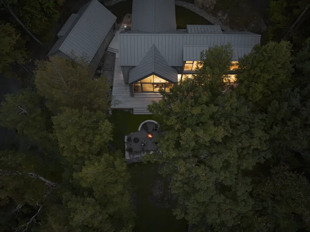 Nestled on a Cliffside: The De la Descente Project